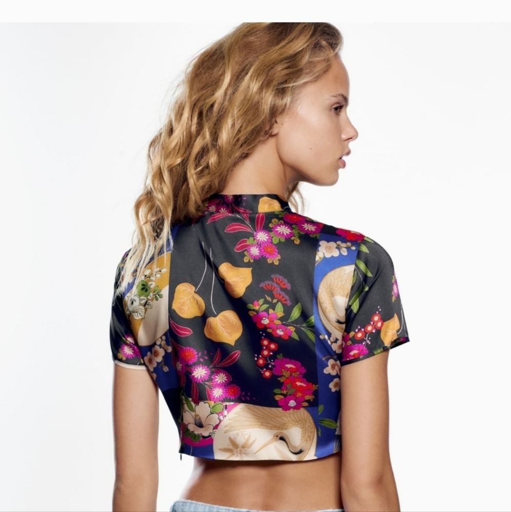 Floral Keyhole Crop Top - Picture 3 of 8
